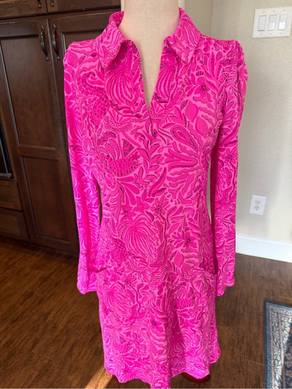 Lilly Pulitzer Luxletic Dress
Small Hot Pink Paisley Floral
Long Sleeve Collared
